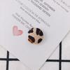 Accesorios al por mayor otoño e invierno aretes estampado de leopardo hebilla de bolsa redonda de tela material de joyería DIY accesorios para aretes planos