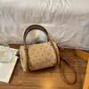 Nuevo bolso bandolera de moda y exquisito 2026, bolso de mano, estilo para ir al trabajo, gamuza, versátil, texturizado, diseño de lunares, estilo retro de otoño para mujer