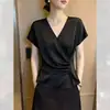 Elegante e sofisticada camisa feminina de manga curta plissada com decote em V, verão 2026 nova fina única e requintada blusa
