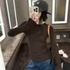 Camiseta de manga larga color café estilo americano para mujer, perfecta para principios de otoño, una capa base elegante y ajustada que se puede usar como prenda exterior