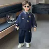 Conjunto de Primavera y Otoño para Niños 2025 Nuevo Conjunto de Dos Piezas de Moda para Niños: Sudadera Elegante de Dos Piezas Falsas y Pantalones Largos Casuales Estilo Coreano