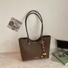 Bolso de mujer de color liso retro de nicho 2026 nueva versión coreana bolso tote simple casual de gran capacidad para el hombro de uso diario