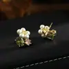 Pendientes de Zirconia Perla Super Brillantes Color Verde Oliva Estilo Bosque Nuevo Diseño de Nicho de Moda Pendientes de Flor para Mujer Verano