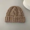 Gorro de tricô estilo coreano com padrão texturizado, versátil e estiloso, coleção de inverno 2026, projetado para manter as mulheres aquecidas, proteger suas orelhas e fazer seus rostos parecerem menores.