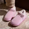 Sapatos de Algodão Quente Feminino 2026 Novo Estilo Inverno com Pelúcia Espessa para Casa e Exterior Sola Antiderrapante Cobertura de Salto Chinelos de Algodão para Mulheres