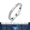 Anillo de plata S925 con moissanita entrelazada en media banda con pequeñas piedras transparentes en un lado, anillo de banda delgada para apilar, joyería de aniversario