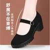 Zapatos de tela nuevos modelo 2026, suela blanda, cómodos, de tacón medio, cómodos para estar de pie mucho tiempo, zapatos de trabajo para hotel, zapatos para mamá, zapatos de pasarela para mujer