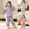 Conjunto de inverno de fleece coral para meninas: um top simples de gola alta combinado com calças casuais ajustadas, perfeito tanto para usar em casa quanto ao ar livre