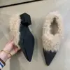 Zapatos peludos de moda estilo europeo para mujer, diseño retro de nicho 2025 invierno, punta fina, tacón grueso, planos forrados de felpa