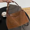 Bolsa de Ombro Baguete Feminina de Alta Qualidade 2024 Nova Simples de Veludo Bolsa de Mão com Alça de Ombro Couro Bovino Fosco Bolsa Feminina de Nicho