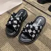 Novas Pantufas Femininas de Solado Grosso 2026, Tamanho Grande, Xadrez Jeans, Tira Cruzada, Estilo Europeu e Americano, Sandálias Casuais para Exterior