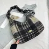 2025 Novo Estilo de Inverno Bolsa de Ombro Satchel de Aparência Sofisticada Casual e Estilosa Bolsa Tote de Grande Capacidade Estilo Retro Europeu e Americano