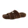 Pantuflas de algodón para exteriores de otoño e invierno, pantuflas peludas para mujer, estilo coreano, antideslizantes, de suela plana, con diseño de una sola tira y hebilla metálica, hechas de material de felpa