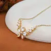 Electrochapado en oro real incrustado con circón cadena para la clavícula de temperamento diseño de nicho femenino colgante de pétalo collar collar exquisito venta al por mayor
