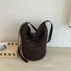 Bolsa de cubo tejida de color liso nueva de verano, bolsa de hombro grande de gran capacidad, bolsa cruzada de paja para vacaciones, trabajo, desplazamientos