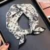 ¡Hilo de seda! [Paseo artístico] bufanda cuadrada pequeña versátil para mujer, de seda y algodón orgánico, blanco y negro medieval