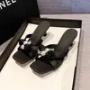 Sandalias de Diseño de Nicho sin Cierre para Uso en Exteriores, Nuevo Estilo Verano 2026 con Flor de Rosa y Perlas Pequeñas, Modernas y Versátiles