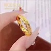 El mismo estilo que el anillo de moneda de oro arena estilo antiguo brillante con hielo picado para mujer de la joyería de oro, anillo liso de alta gama con temática de dinero, finamente elaborado