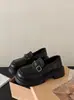 Mocasines negros estilo francés, Zapatos de mujer estilo británico, Nuevos zapatos de cuero slip-on de suela gruesa versátiles JK otoño e invierno 2026