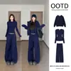 Conjunto deportivo casual estilo coreano de color azul marino para mujer de principios de otoño, que incluye una sudadera con capucha y pantalones versátiles, un atuendo casual completo