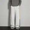 Calça de moletom listrada personalizada/estilo americano, nova coleção de outono, caimento solto, fluida, bordado color-blocking, calça esportiva casual versátil, longa, branca e cinza