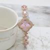 Pulseira de relógio popular com strass de quatro folhas para mulheres, relógio versátil para meninas, relógio de quartzo, relógio de moda com diamante colorido para comércio exterior, relógio feminino Mori