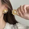 Pendientes de Botón Metálicos con Flor y Perla Estilo Minimalista Francés de Aguja de Plata S925 para Mujer, Pendientes de Fuegos Artificiales Deslumbrantes de Lujo Ligero de Alta Gama para Mujer