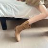 Botas Cowboy da Moda Retrô para Mulheres 2025 Primavera & Outono Novas Bico Fino Salto Grosso Plissadas Empilhadas Botas Curtas Botas de Cavaleiro