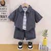 Conjunto de verão para meninos, fino e leve, nova coleção estilo coreano 2026, camisa de manga curta da moda, conjunto de três peças, disponível para atacado