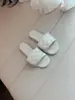 Sandálias Rasteirinhas Femininas de Couro Genuíno com Padrão de Diamante de Tira Única, Chinelos Macios de Couro para Uso Externo, Estilo Pequeno Perfume, Versáteis para Casa e Exterior