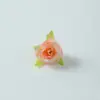 Rosa Artificial Cruzada com Folhas e Pequenas Cabeças de Flores para Decoração de Casamento, Cena de Casamento, Arranjo de Hotel, Flores Artificiais, Flores Falsas de Tecido de Seda