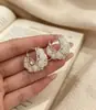 Pendientes de Rosa Blanca Fresca y Brumosa Estilo Francés Nicho de Gama Alta Exquisitos Pendientes de Botón Estilo Chica Rica Suave Pendientes Versátiles