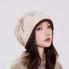 Chapéus de outono e inverno: retrô, simples, com padrão jacquard e apresentando um design de aba enrolada. Estes chapéus de tricô são quentes, feitos de lã e adequados para usar ao ar livre em clima frio.