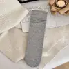 Calcetines estilo Miu, calcetines de media pantorrilla a rayas de color liso estilo coreano, nueva colección de otoño, versátiles, absorbentes de sudor, calcetines largos sin costuras