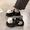 Chinelos fechados respiráveis vazados 2026 verão uso externo doce feminino fofo Hello Kitty sandálias de sola grossa para mulheres