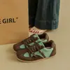 Tênis de treinamento alemão bicolor para mulheres, novo modelo de verão 2026, tênis casuais que aumentam a altura, sapatos versáteis de sola reta Forrest Gump