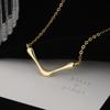 Collar con letras en forma de V de plata S925 para mujer, diseño europeo y americano, collar de lujo ligero y famoso en Internet, colgante de lujo ligero, cadena de clavícula.