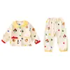 Conjunto de pijama de flanela para meninas, duas peças, para outono e inverno, com forro de fleece adicionado e material espesso, apresentando um design fofo de bolinhas de desenho animado, adequado para usar em casa