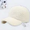 Boné de Baseball de Lã de Cordeiro para Outono e Inverno com Logo Personalizado, Boné de Bico Quente e Fashionável Estilo Coreano, Chapéu Bordado