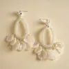 Pendientes de borla de flor de concha blanca transfronterizos europeos y americanos con perlas, pendientes de estilo de corte francés, pendientes ligeros y lujosos con un toque de alta gama