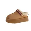 Zapatos de algodón de suela gruesa para mujer, pantuflas de plataforma con altura añadida, forradas de felpa para abrigar, zapatos sin cordones para exteriores con punta cerrada, pantuflas peludas, versátiles para el uso diario, estilo moderno