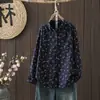 Foto real de uma camisa longa de algodão gaze dupla com estampa floral pequena para mulheres, solta e modeladora, adequada para o início do outono, vintage, artística, casual e versátil