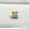 Pendientes de aleación de titanio ASTMF-13 flor de cuatro pétalos de circonita ultra brillante dorados Perforación de labio de circonita con rosca interna de titanio G23