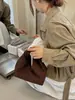 Bolsa única plissada em formato de nuvem para mulheres, nova coleção outono/inverno 2026, bolsa de camurça casual tipo balde, pequena sacola para o dia a dia