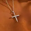 Brincos Exquisitos em Formato de Cruz de Novo Estilo Europeu e Americano para Mulheres, Modernos e Únicos, Versáteis, Presilhas de Aço Inoxidável Banhadas a Ouro 18K
