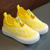 Novos Sapatos Respiráveis de Malha Vazada para Crianças Primavera/Verão, Sapatos Antiderrapantes Fly-Knit, Sapatos de Bebê com Solado Macio, Sapatos Casuais Slip-On