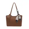 Bolsa de Mão com Lenço de Seda Texturizada para Mulheres 2026 Nova Bolsa Versátil de Ombro/Axila Bolsa Tote Retrô para o Dia a Dia Bolsa Grande Simples