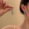 Pendientes con borlas de flores de metal estilo retro francés con silueta de rama de flor, ligeros y elegantes, de nicho y de lujo para mujer, con clip para la oreja.
