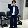 Conjunto de Roupas de Outono para Meninos 2026 Novo Estilo para Crianças de Meia-Idade e Mais Velhas Roupa Esportiva para Meninos Estilo Primavera e Outono Infantil Estilo Cool e Bonito Jaqueta