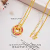 Acessórios DIY da Loja Puzuo Gold no Mesmo Estilo que Colar Pingente Fivela da Paz Full Diamond Rosa Dourado para Mulheres, Corrente de Clavícula de Alta Qualidade